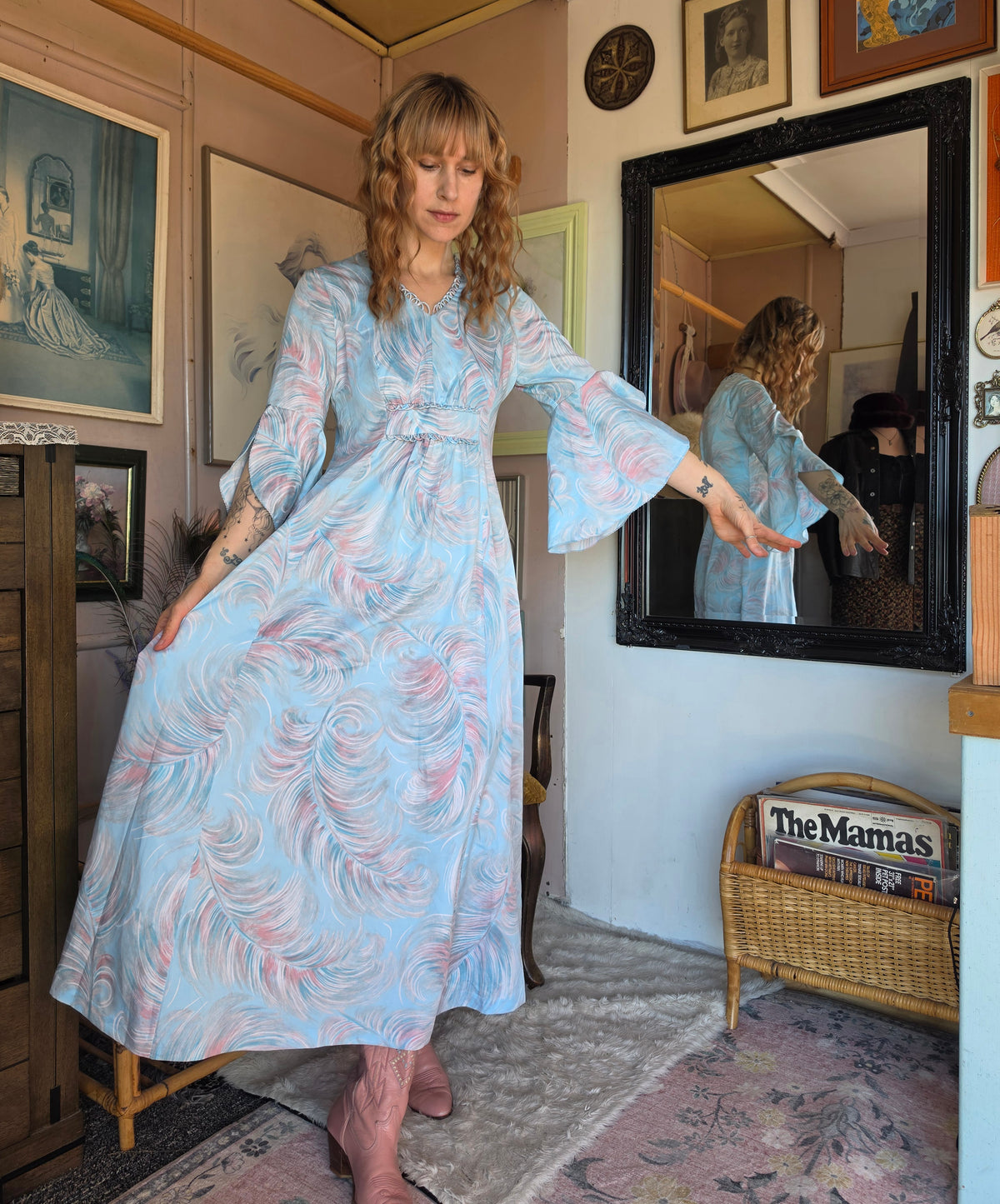 Vintage 1970s Whimsical Feather Print Bell Sleeve Midi Dress - size 8-12