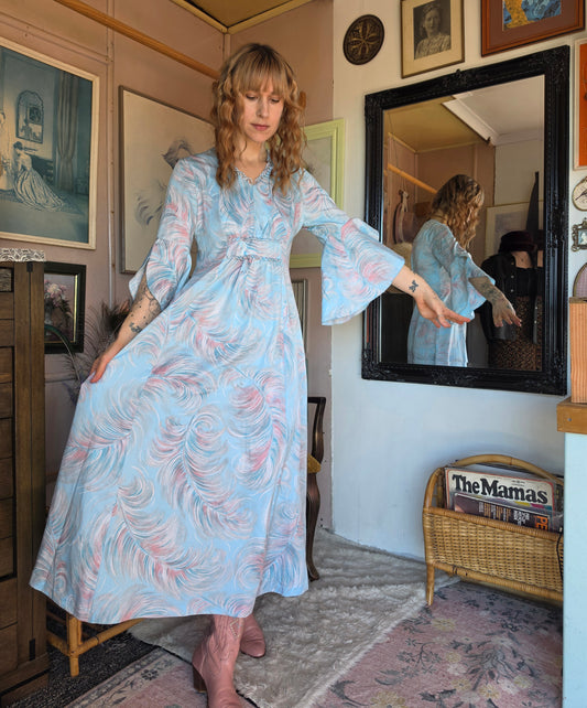 Vintage 1970s Whimsical Feather Print Bell Sleeve Midi Dress - size 8-12