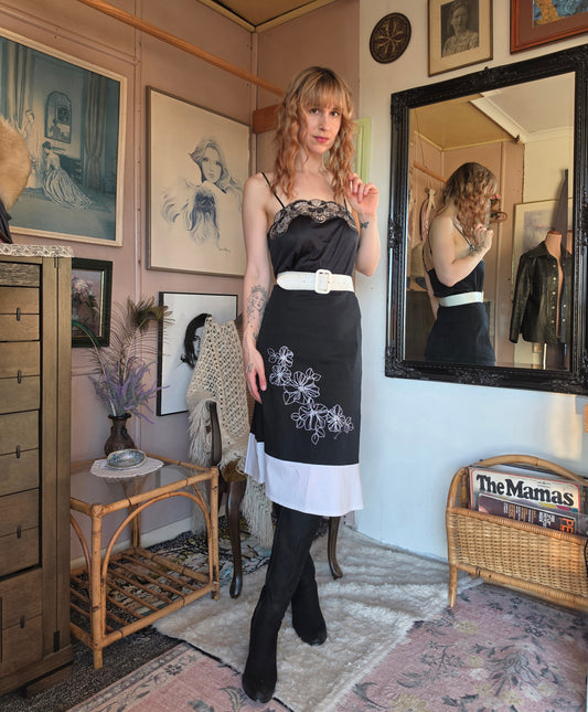 Vintage Y2K Glassons Ebony and Cream Below Knee Skirt with Floral Embroidery - size 6-8