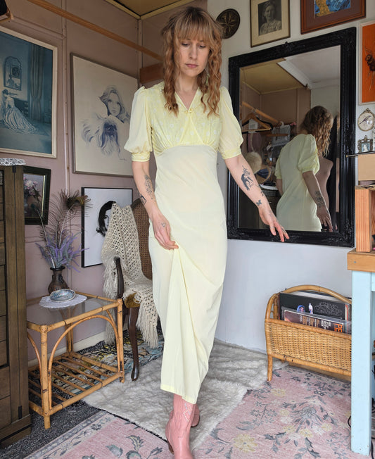 Vintage 1980s Buttercream Yellow Floral Lace Maxi Night Gown - size 6-8