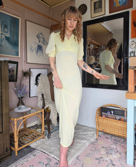 Vintage 1980s Buttercream Yellow Floral Lace Maxi Night Gown - size 6-8