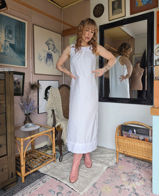 Vintage circa 1970s Snow White Maxi Night Gown with Embroidered Daisies - size 10-12