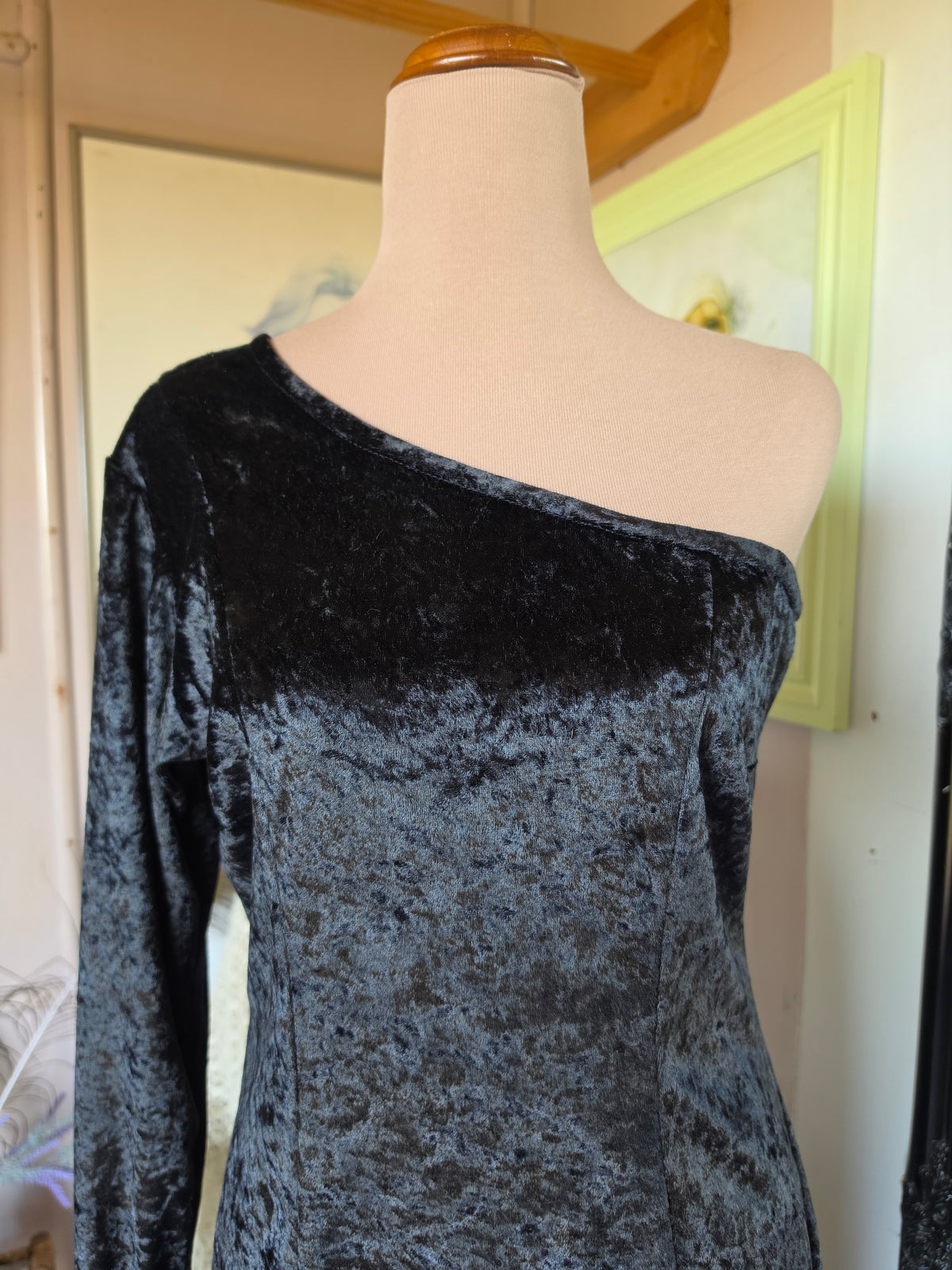 Vintage 1980s Ebony Crushed Velvet One-Shoulder Evening Dress - size 8-10