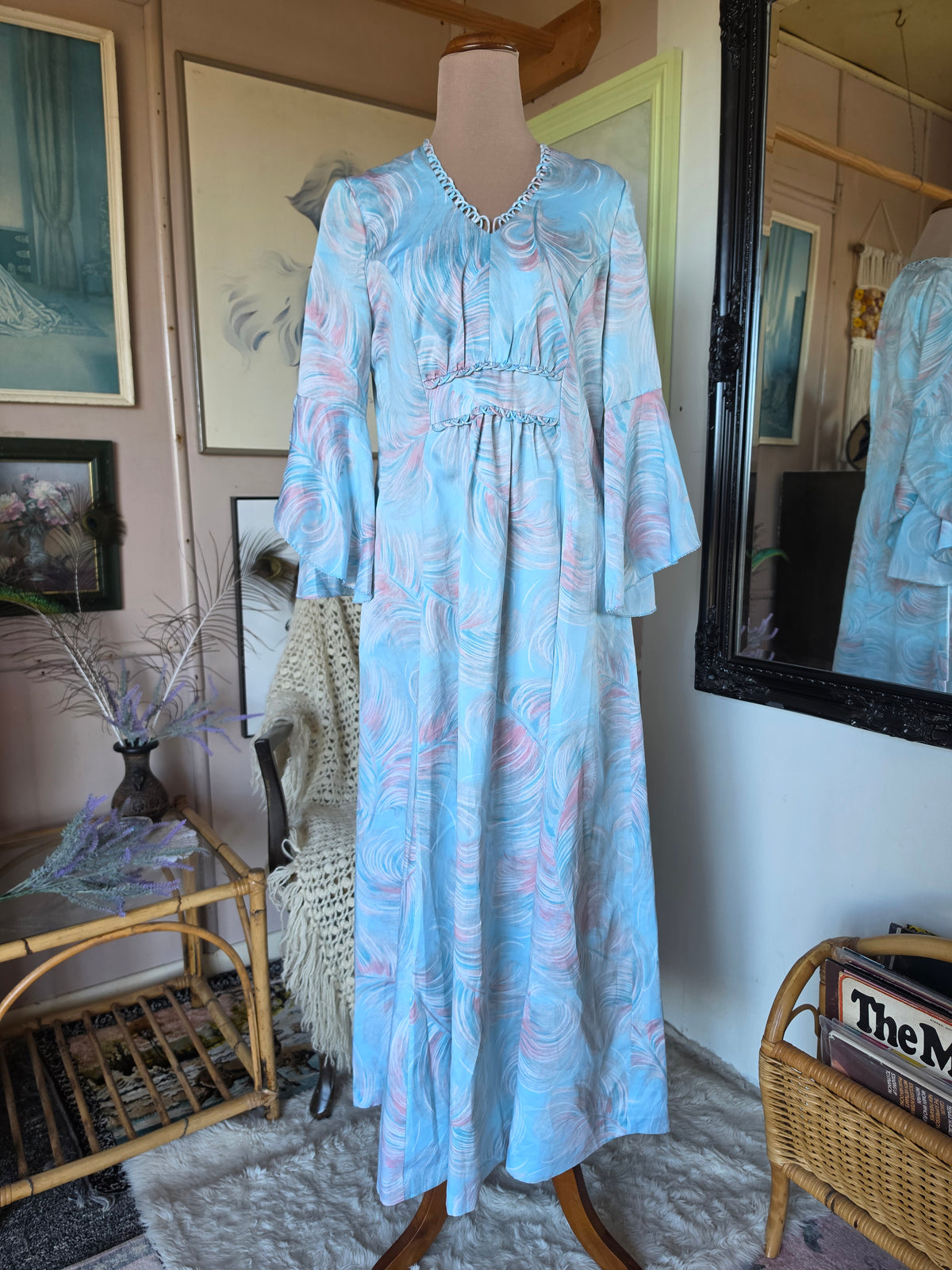 Vintage 1970s Whimsical Feather Print Bell Sleeve Midi Dress - size 8-12