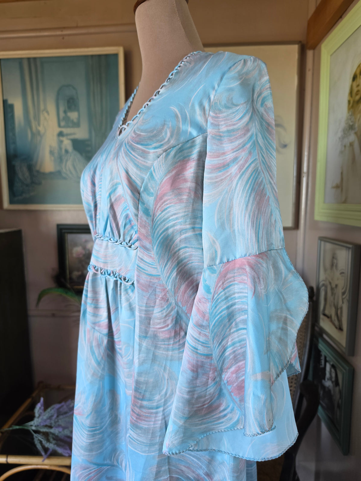 Vintage 1970s Whimsical Feather Print Bell Sleeve Midi Dress - size 8-12
