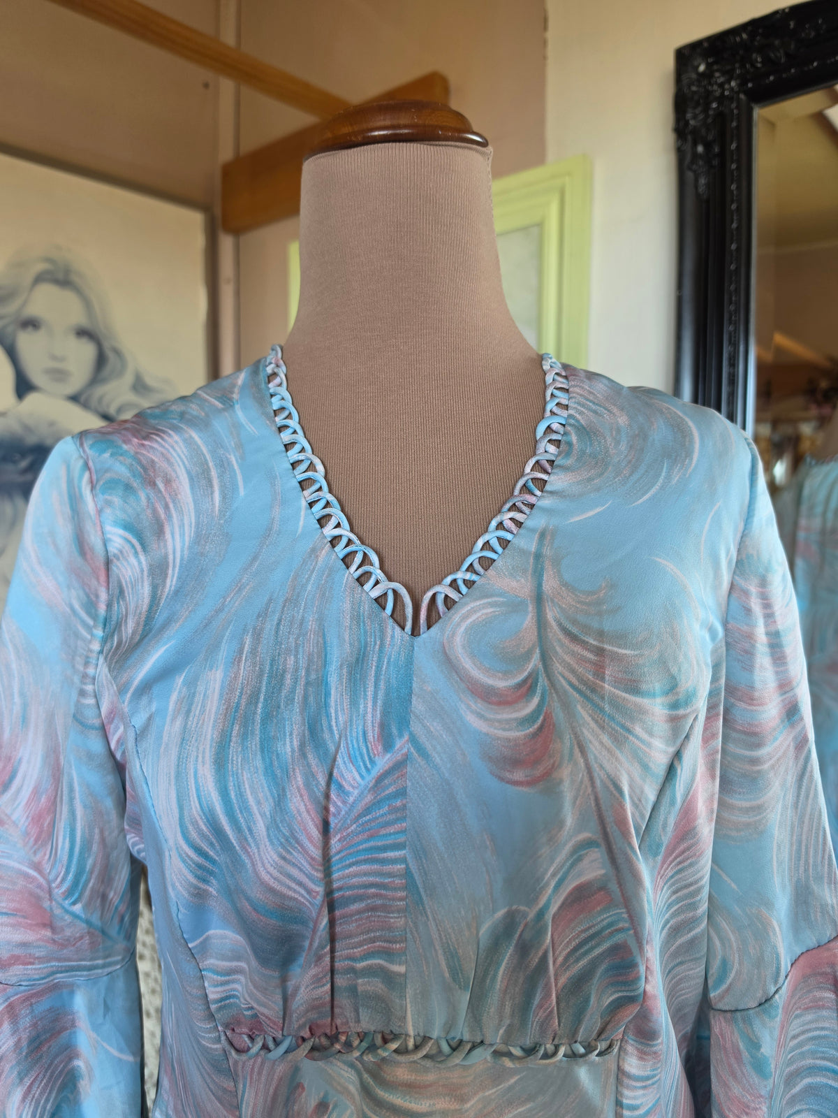 Vintage 1970s Whimsical Feather Print Bell Sleeve Midi Dress - size 8-12