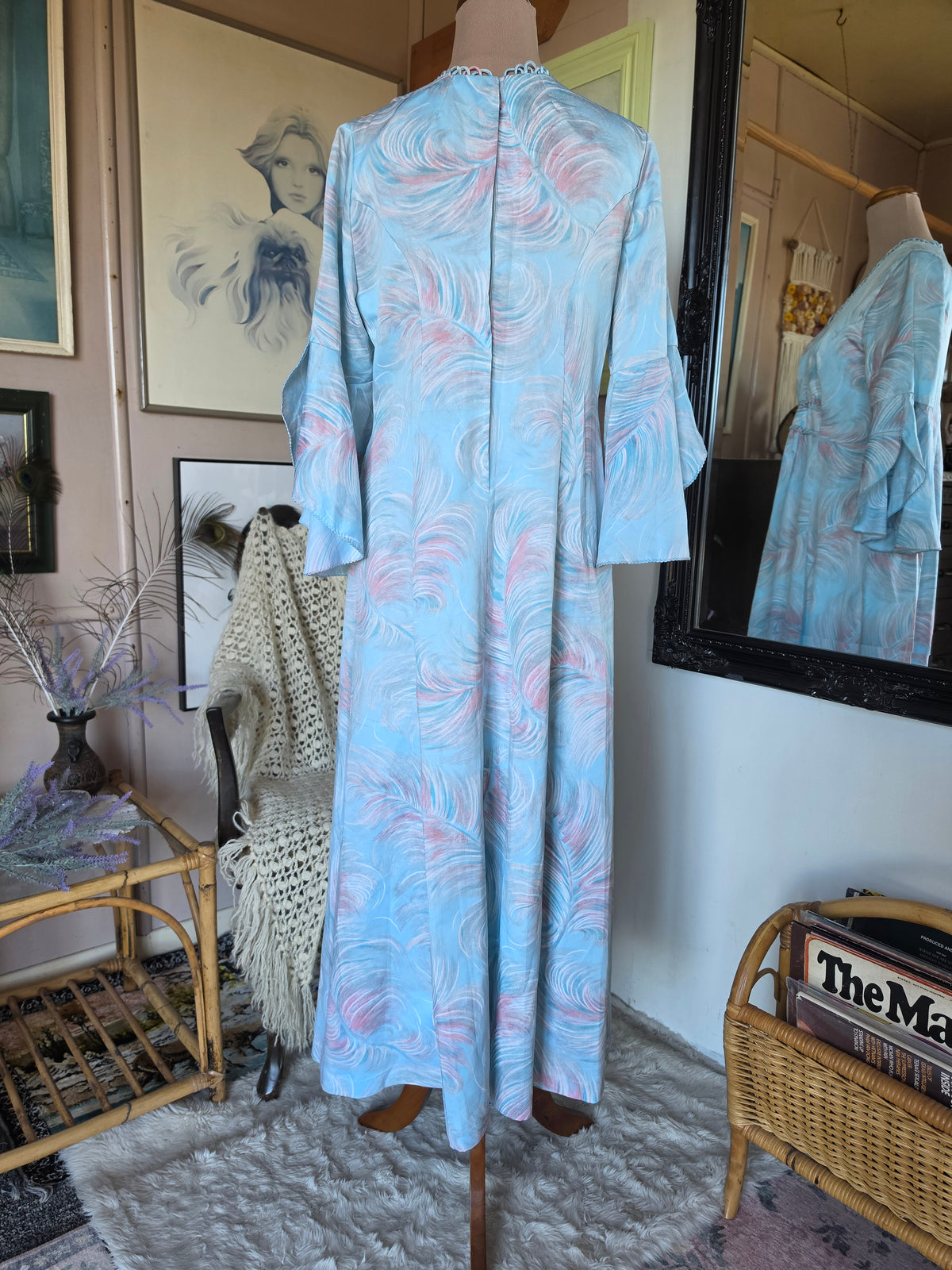 Vintage 1970s Whimsical Feather Print Bell Sleeve Midi Dress - size 8-12