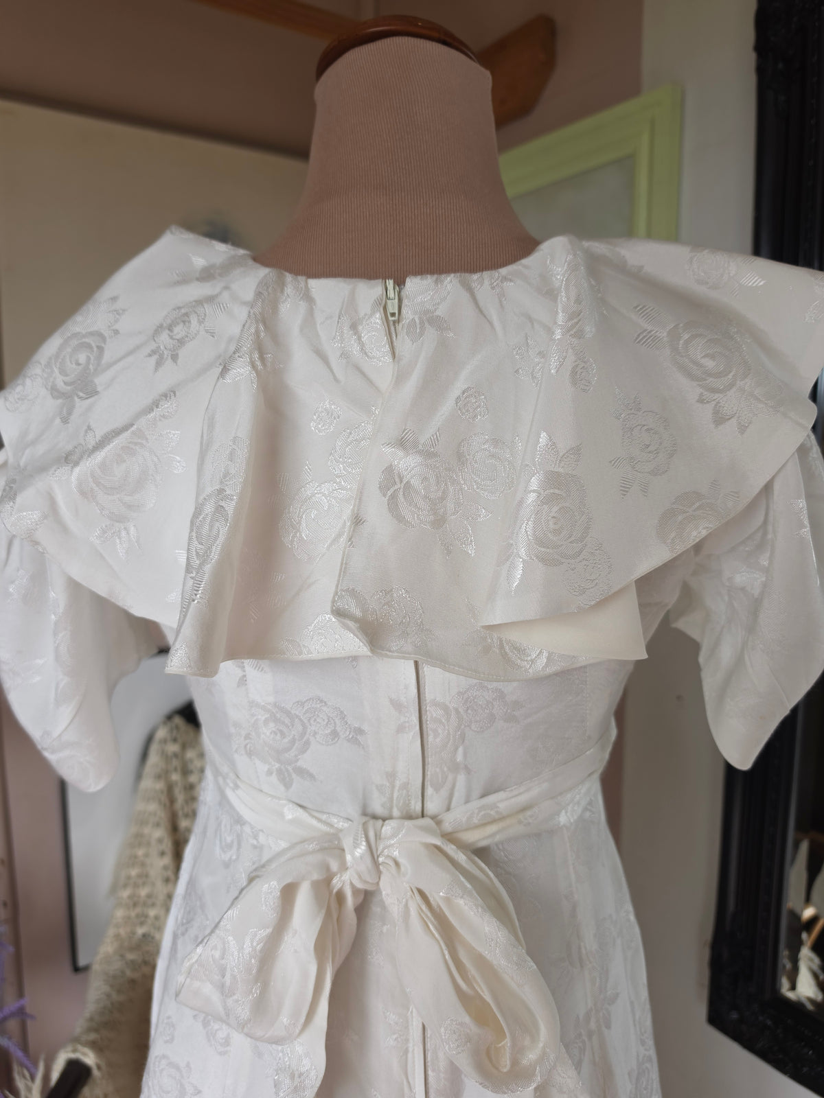 Vintage circa 1980s Silky Cream Rose Statement Collar Dress - size 4-6