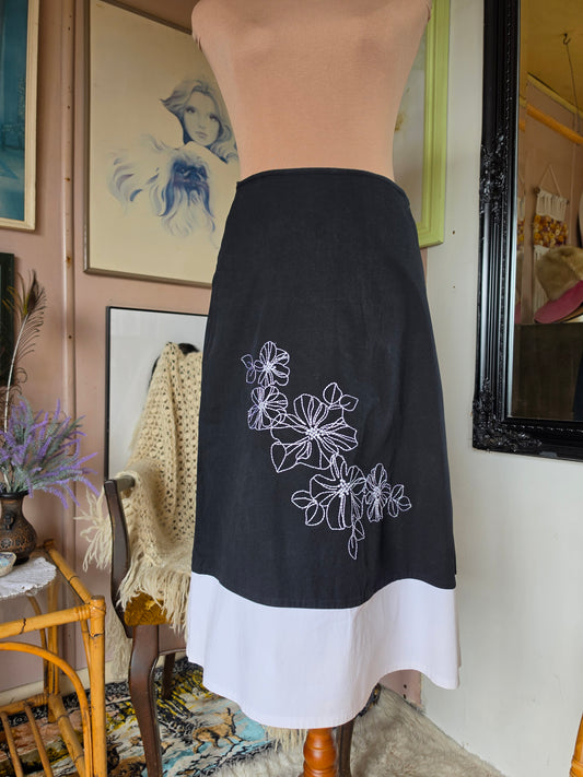 Vintage Y2K Glassons Ebony and Cream Below Knee Skirt with Floral Embroidery - size 6-8
