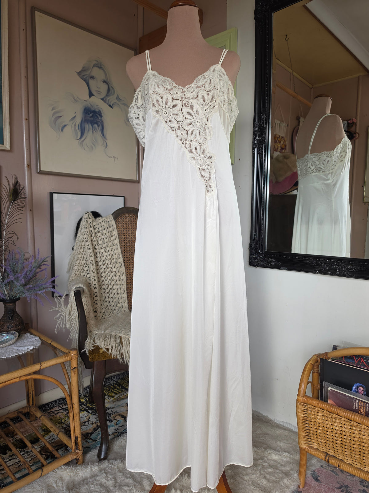 Vintage circa 1980s Dreamy Cream Lace Nightie - size 10-12