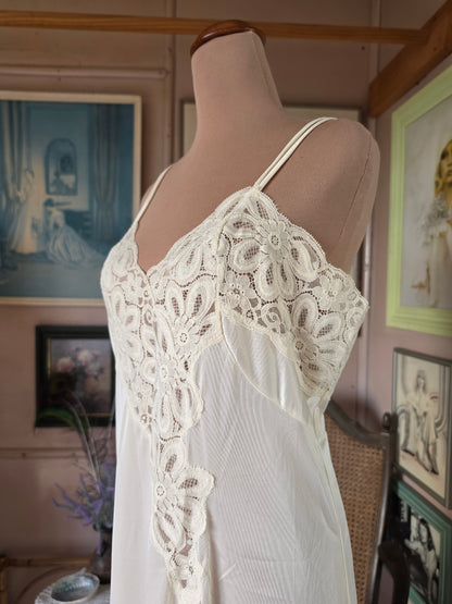 Vintage circa 1980s Dreamy Cream Lace Nightie - size 10-12