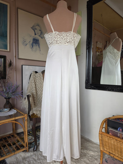 Vintage circa 1980s Dreamy Cream Lace Nightie - size 10-12