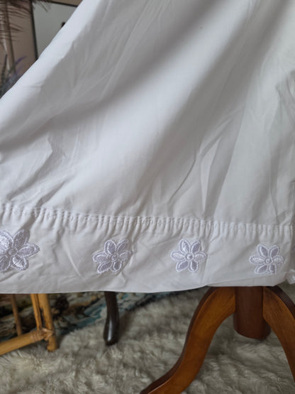 Vintage circa 1970s Snow White Maxi Night Gown with Embroidered Daisies - size 10-12