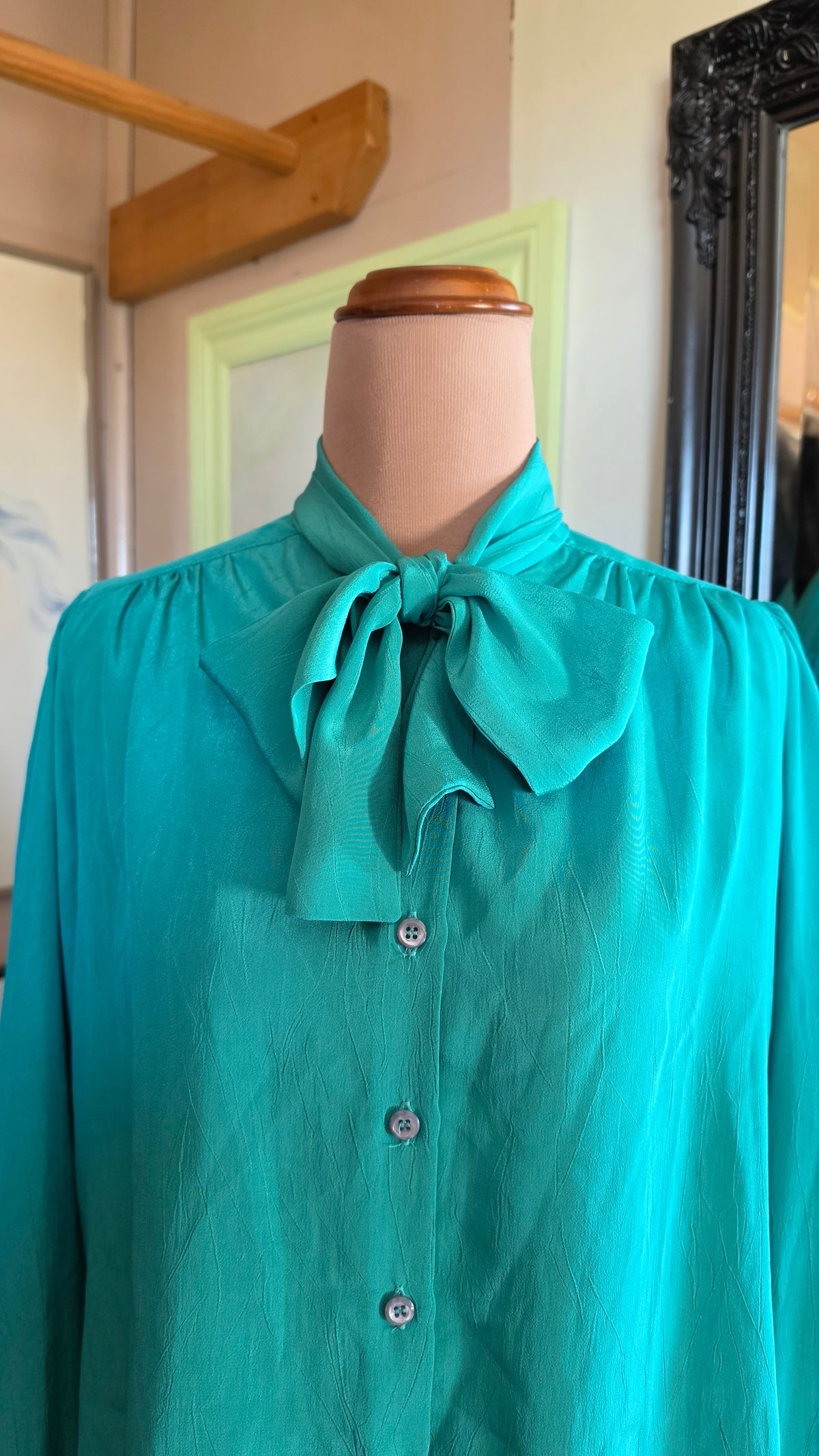 Vintage circa 1980s Frankie Emerald Jewel Pussybow Blouse - size 8-10