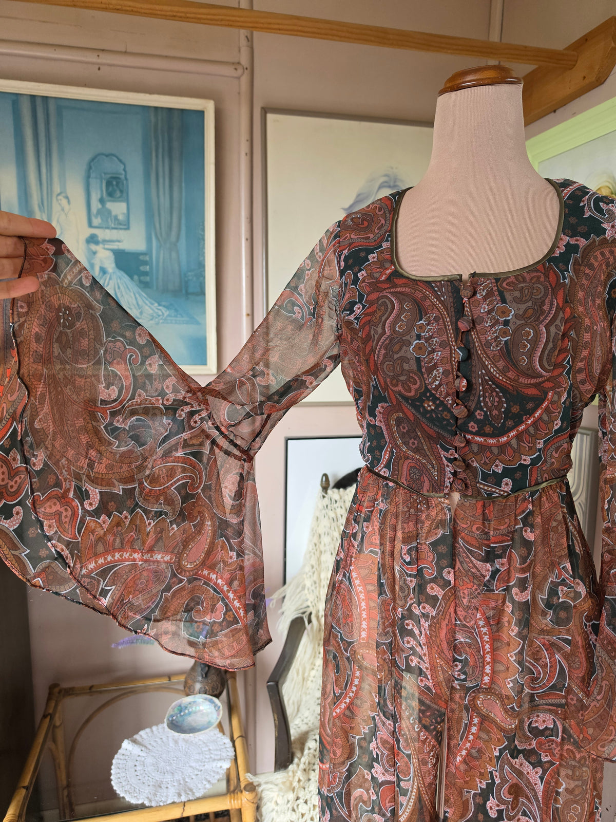 Vintage 1970s Pat Rogers Paisley Print Duster Dress with Trumpet Flare Sleeves - size 6-8