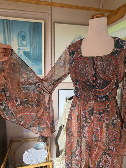 Vintage 1970s Pat Rogers Paisley Print Duster Dress with Trumpet Flare Sleeves - size 6-8